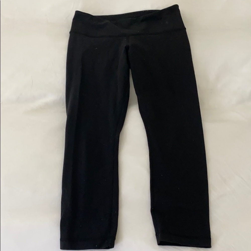Black cropped lululemon leggings